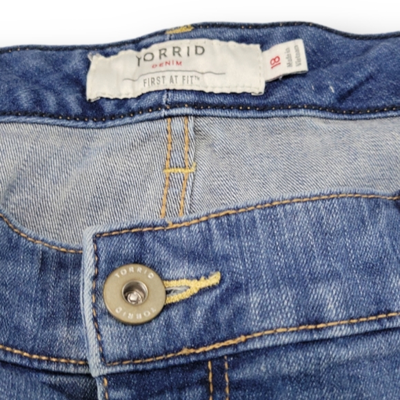 Torrid Shorts Size 18 Jean Shorts Denim Shorts Destroyed Ripped Torn Distressed - Picture 4 of 5